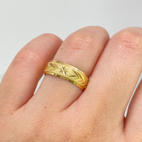 Anillo Argollas Estrellas Fondo Diamantado POR FABRICACIÓN Oro amarillo 18k / Talla 7 / 10 Gr *