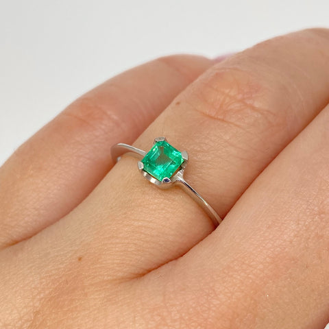 Anillo Solitario Esmeralda 0.4CT Oro blanco 18k / Talla 7 1/4 / 1,8 Gr *