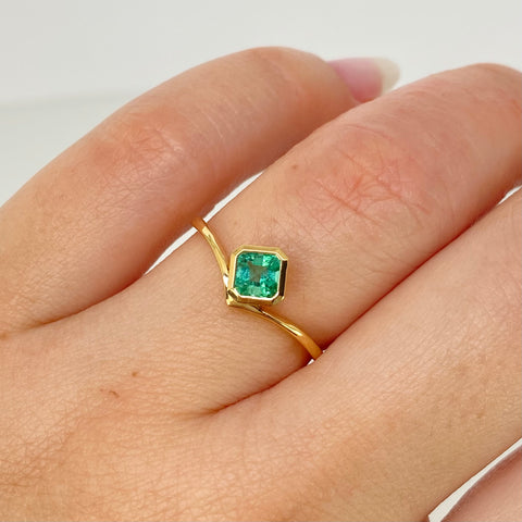 Anillo Solitario Esmeralda Rombo 55PTS Oro amarillo 18k / Talla 6 3/4 / 1,7 Gr