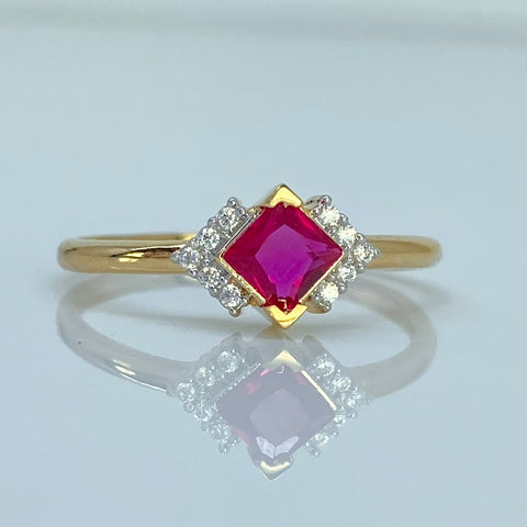 Anillo Solitario Rombo Circón Fucsia Blancos Oro amarillo 18k / Talla 6 1/4 / 1,48 Gr †
