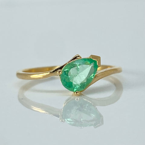 Anillo Solitario Esmeralda Lagrima 50Pts Oro amarillo 18k / Talla 6 1/2 / 1,62 Gr †