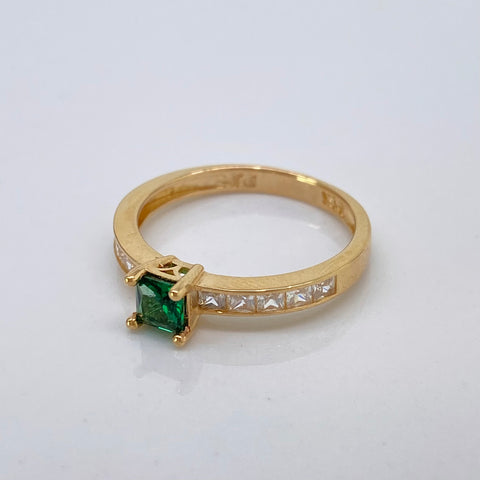 Anillo Solitario Cuadro Circon Verde Y Blancos Oro amarillo 18k / Talla 6 1/2 / 2,50 Gr