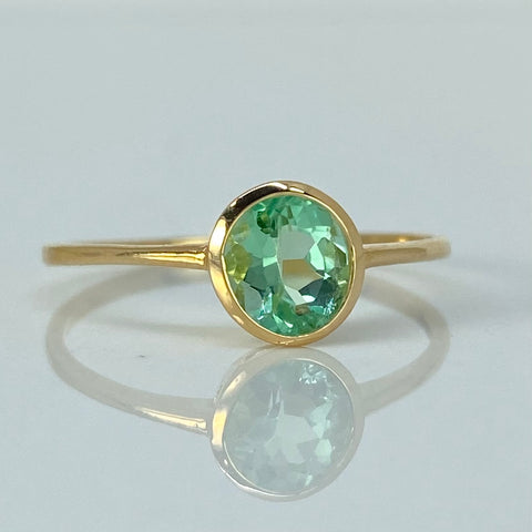 Anillo Solitario Esmeralda Circulo 70PTS Oro amarillo 18k / Talla 7 3/4 / 1,35 Gr †