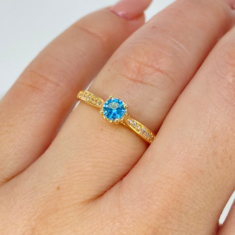 Anillo Solitario Circulo Circones Blancos Celeste Oro amarillo / Talla 6 1/4 / 1,81 Gr †