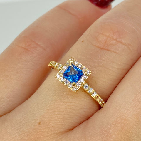 Anillo Solitario Circones Blancos Celeste Oro amarillo 18k / Talla 6 3/4 / 2,15 Gr †