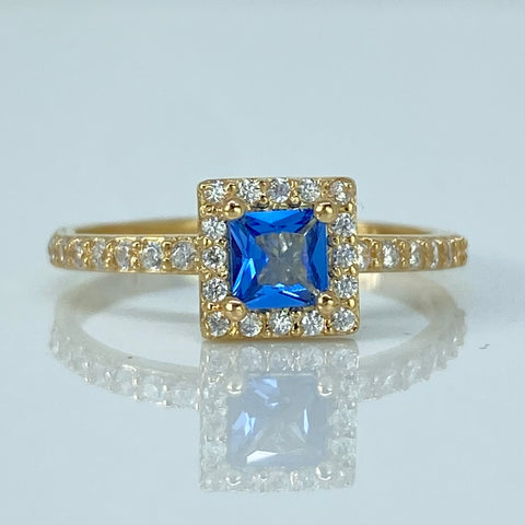 Anillo Solitario Cuadrado Circones Blancos Celeste Oro amarillo / Talla 6 1/4 / 1,95 Gr
