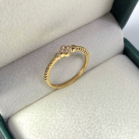 Anillo Flor Circones Blancos Oro amarillo 18k / Talla 5 3/4 / 1,88 Gr
