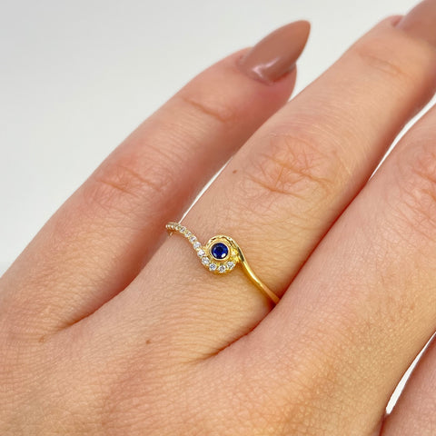 Anillo Cruzado Circones Blancos Y Azul Central Oro amarillo 18k / Talla 5 3/4 / 1,15 Gr
