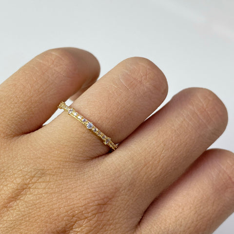 Anillo Circones Blancos Oro amarillo 18k / Talla 7 1/4 / 1,16 Gr †