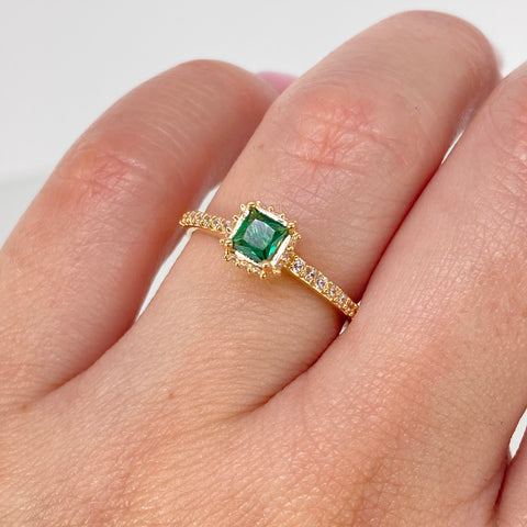 Anillo Solitario Cuadrado Circones Blancos Verde Oro amarillo / Talla 6 3/4 / 2,1 Gr †
