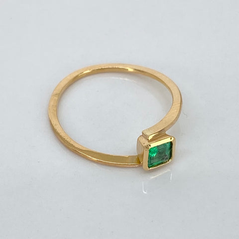 Anillo Solitario Esmeralda Rombo 40PTS  Oro amarillo 18k / Talla 5 3/4 / 1,4 Gr *