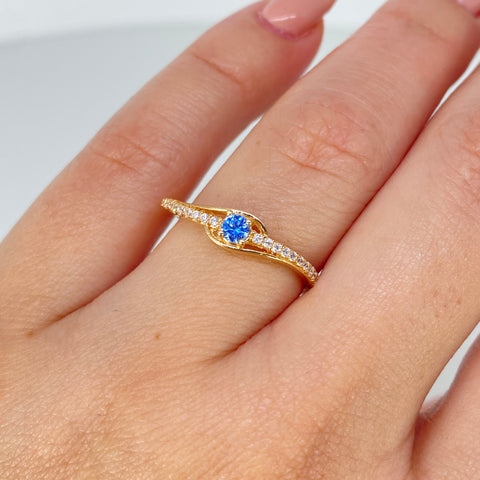 Anillo Solitario Circones Blancos Celeste Oro amarillo / Talla 7 3/4 / 1,68 Gr