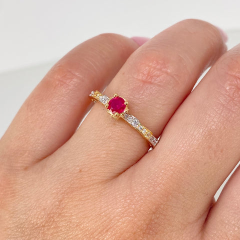 Anillo Solitario Circon Fucsia Blancos Oro amarillo y Oro blanco / Talla 7 / 2,1 Gr †