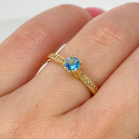 Anillo Solitario Circones Azul Cielo Y Blancos Oro amarillo 18k / Talla 6 1/4 / 1,90 Gr †