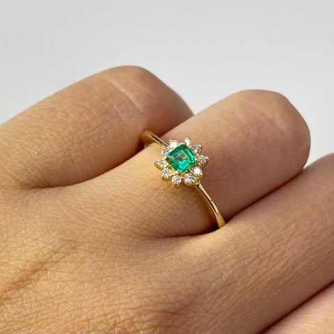 Anillo Cintillo De Diamantes / 22 Pts De Esmeraldas Y 10 Pts De Diamantes Oro amarillo 18k / Talla 6 1/4 / 2,87 Gr †