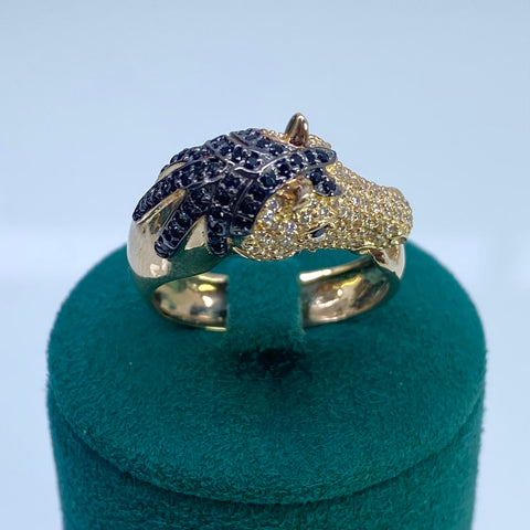 Anillo Caballo Circones Blancos y Negros Oro amarillo 18k / Talla 10 3/4 / 7,20 Gr †