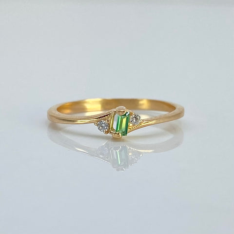 Anillo Entrelazado Circones Verdes Y Blancos Oro amarillo 18k / Talla 5 3/4 / 1,50 Gr