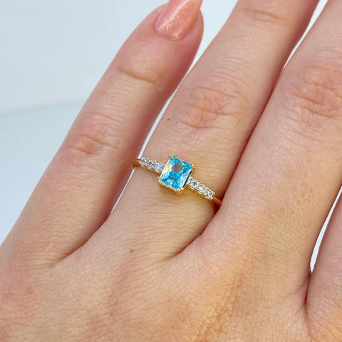 Anillo Solitario Rectangular Circones Blancos Celeste Oro amarillo 18k / Talla 6 1/2 / 2,19 Gr †