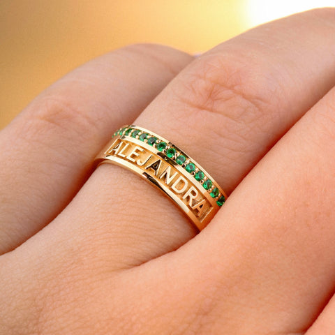 Anillo Nombre Personalizado Con Esmeraldas POR FABRICACION Oro amarillo 18k / Talla 5 /10 / 4,5 Gr *