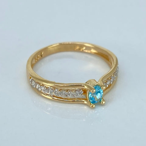 Anillo Solitario Circones Blancos Celeste Oro amarillo / Talla 6 1/2 / 2,35 Gr