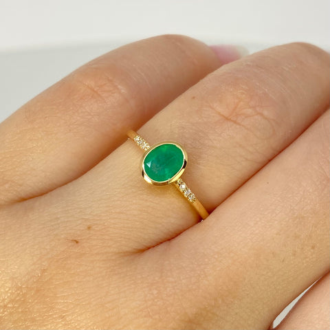 Anillo Solitario 120PTS Esmeralda / 6PTS Diamantes / Oro amarillo 18k / Talla 6 1/4 / 1,7 Gr †