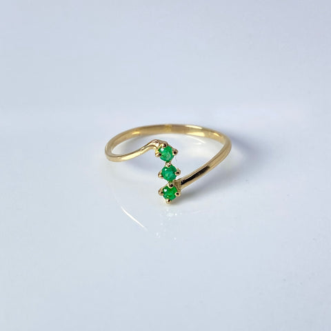Anillo Arabe 3 Piedras / 10 Pts De Esmeralda Oro amarillo 18k / Talla 7 3/4 / 1,32 Gr †