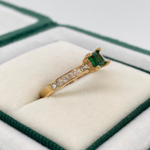 Anillo Solitario Cuadro Circon Verde Y Blancos Oro amarillo 18k / Talla 6 1/2 / 2,50 Gr