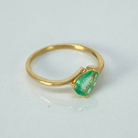 Anillo Solitario Esmeralda Lagrima 50Pts Oro amarillo 18k / Talla 6 1/2 / 1,62 Gr †