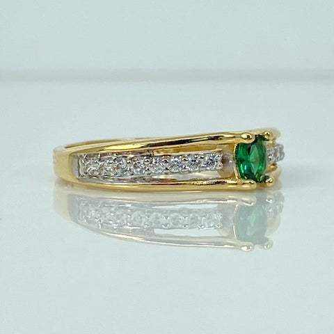 Anillo Solitario Circones Blancos Verdes Oro amarillo y Oro blanco 18k / Talla 6 1/2 / 2,5 Gr *