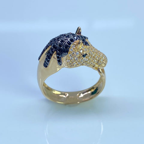 Anillo Caballo Circones Blancos y Negros Oro amarillo 18k / Talla 10 3/4 / 7,20 Gr †