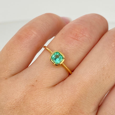 Anillo Solitario Esmeralda Circulo 110PTS Oro amarillo 18k / Talla 6 3/4 / 1,8 Gr