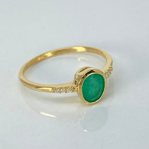 Anillo Solitario 120PTS Esmeralda / 6PTS Diamantes / Oro amarillo 18k / Talla 6 1/4 / 1,7 Gr †