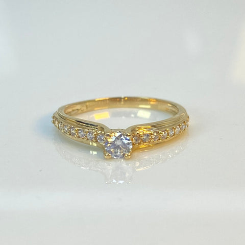 Anillo Circones Blancos Oro amarillo 18k / Talla 5 3/4 / 1,82 Gr *