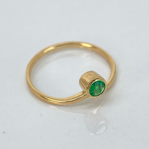 Anillo Solitario Esmeralda Circulo 30PTS Oro amarillo 18k / Talla 6 1/2 / 1,56 Gr
