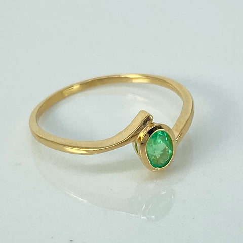 Anillo Solitario Esmeralda Ovalado 30Pts Oro amarillo 18k / Talla 7 1/2 / 1,5 Gr †