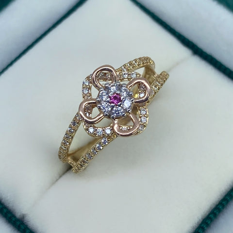 Anillo Flor Girable Circones Blancos Y Fucsias Tres oros 18k / Talla 6 3/4 / 3,62 Gr