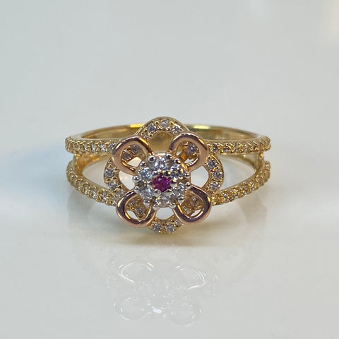 Anillo Flor Girable Circones Blancos Y Fucsias Tres oros 18k / Talla 6 3/4 / 3,62 Gr