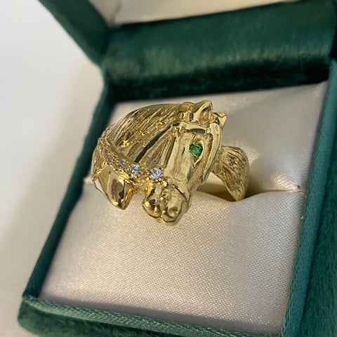 Anillo Caballo con Circones Blancos y Verde Oro amarillo 18k / Talla 11 / 7,65 Gr