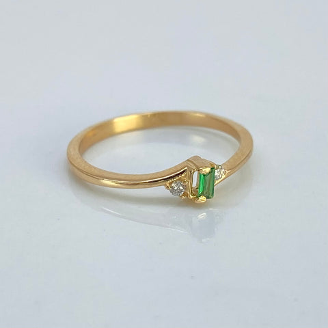 Anillo Entrelazado Circones Verdes Y Blancos Oro amarillo 18k / Talla 5 3/4 / 1,50 Gr