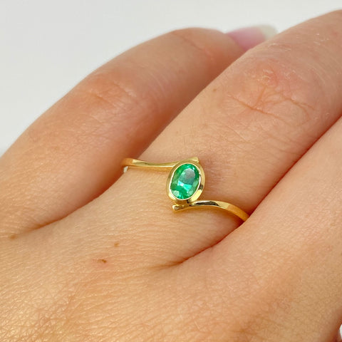 Anillo Solitario Esmeralda Ovalado 30Pts Oro amarillo 18k / Talla 7 1/2 / 1,5 Gr †
