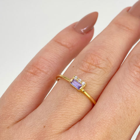 Anillo Cuadro Circón Lila Y Blancos Oro amarillo 18k / Talla 7 1/2 / 1,45 Gr †