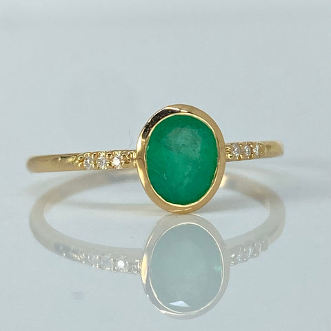 Anillo Solitario 120PTS Esmeralda / 6PTS Diamantes / Oro amarillo 18k / Talla 6 1/4 / 1,7 Gr †