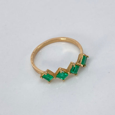Anillo Rombos Esmeralda / 1.40 Qts De Esmeralda Oro amarillo 18k / Talla 7 1/4 / 2,15 Gr †