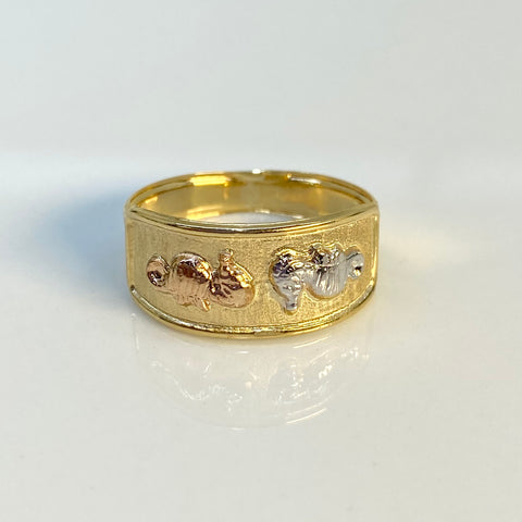 Anillo Caballitos De Mar Fondo Diamantado Tres oros 18k / Talla 8 / 1,62 Gr *