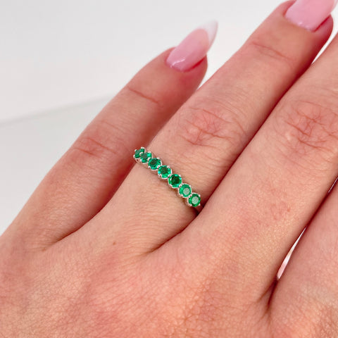 Anillo 7 Esmeraldas 30PTS Oro blanco / Talla 6 1/2 / 1,8 Gr *