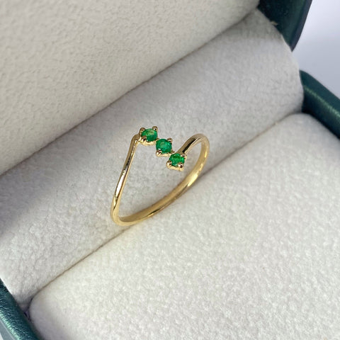 Anillo Arabe 3 Piedras / 10 Pts De Esmeralda Oro amarillo 18k / Talla 7 3/4 / 1,32 Gr †