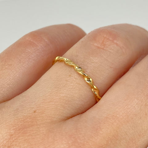 Anillo Entorchado Oro amarillo 18k / Talla 7 / 1 Gr *