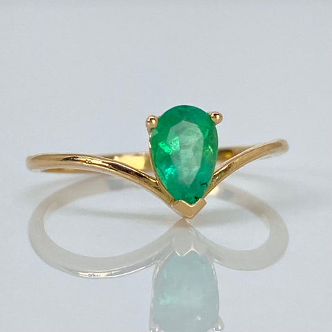 Anillo Solitario Esmerlada Lagrima 70PTS Oro amarillo 18k / Talla 6 / 1,55 Gr *