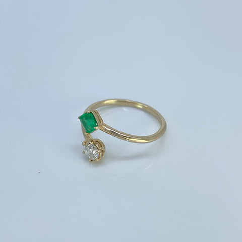 Anillo Tu y Yo / 30 Pts Diamante / 23 Pts Esmeralda Oro amarillo 18k / Talla 6 / 1,81 Gr *