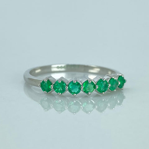 Anillo 7 Esmeraldas 30PTS Oro blanco / Talla 6 1/2 / 1,8 Gr *